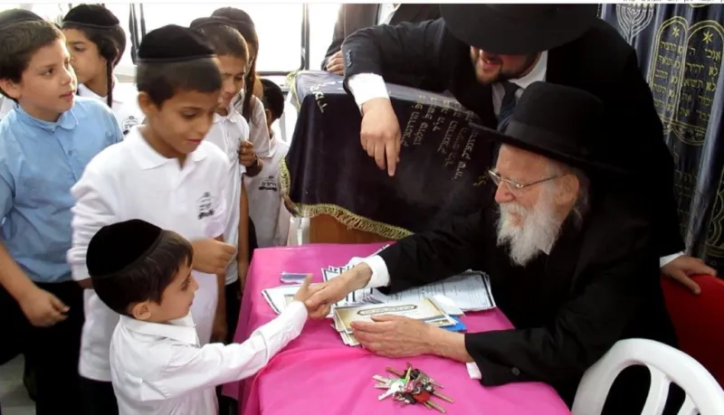 התלמידים_עוברים_ומתברכים_הרב_גלאי