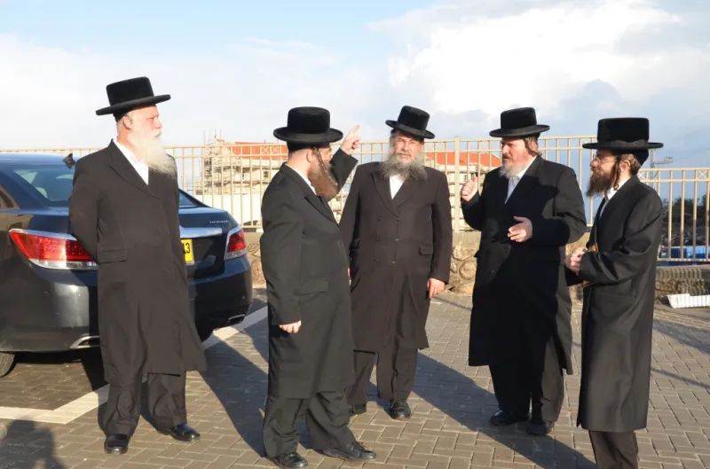 וועדת הדיור דחסידי צאנז עם הנהלת הכולל מבצר התורה בסיור במקום