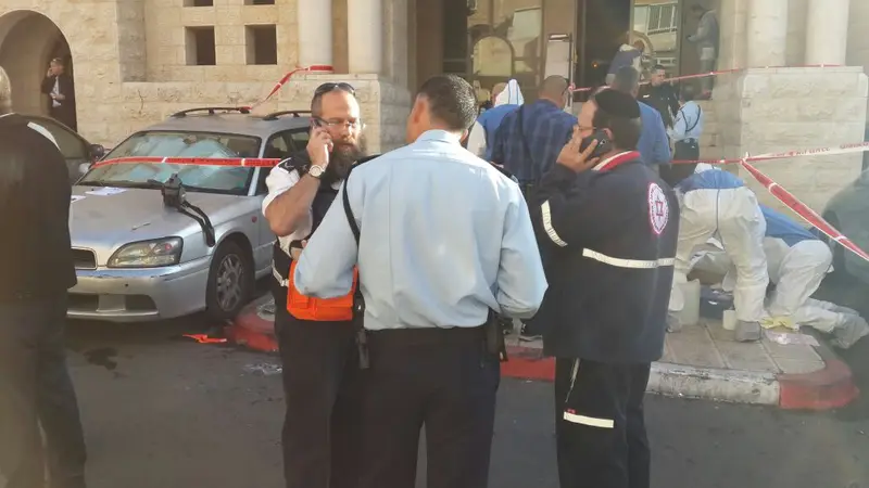 זירת פיגוע הירי בבית כנסת בירושלים - צילום דוברות מדא 18.11.14 (3)