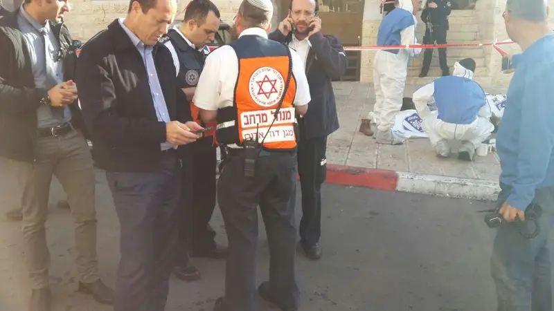 זירת פיגוע הירי בבית כנסת בירושלים - צילום דוברות מדא 18.11.14 (4)