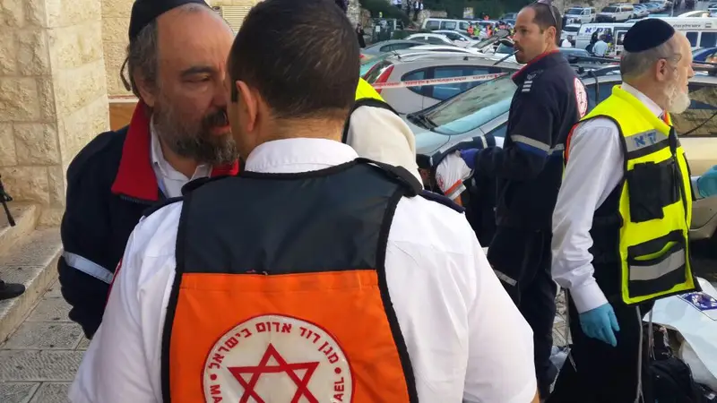 זירת פיגוע הירי בבית כנסת בירושלים - צילום דוברות מדא 18.11.14 (5)