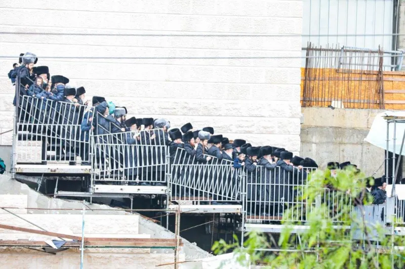 חתונה_גור_-_מענדי_קורנט_ושניאור_מור_יוסף__(21)