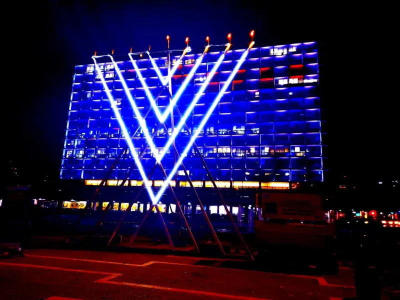מול בניין העירייה: כיכר רבין בל אביב בכנוייה הגדולה של חב"ד