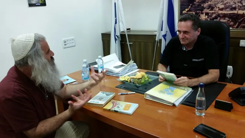 כץ והרכבת