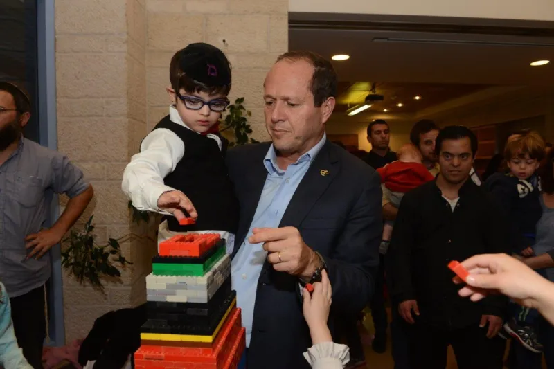 ניר ברקת עם אחד מילדי עלי שיח
