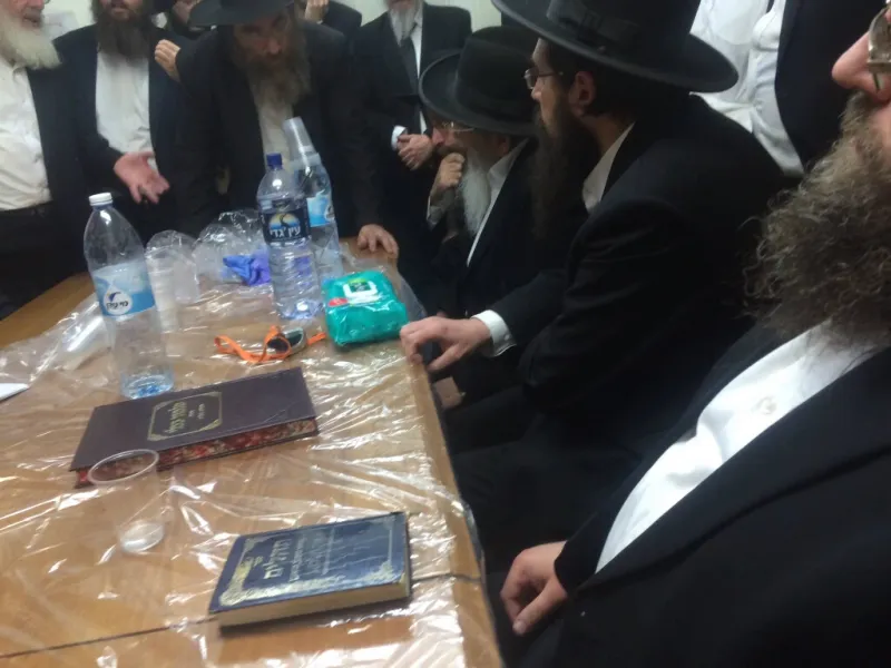 ראשי הישיבה. מתייעצים על סדרי ההלוויה