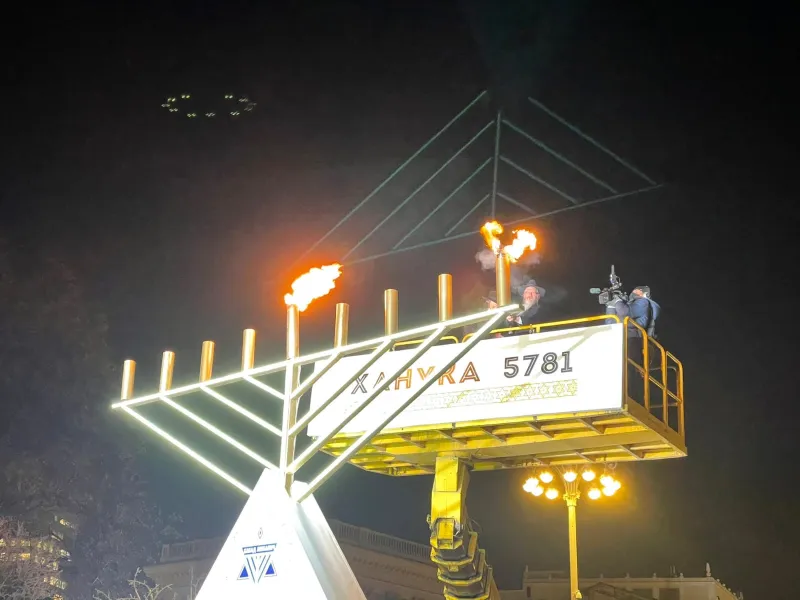 באישור חריג: הדלקה בבית רוסיה עם רבה הראשי הרב בערל לאזר