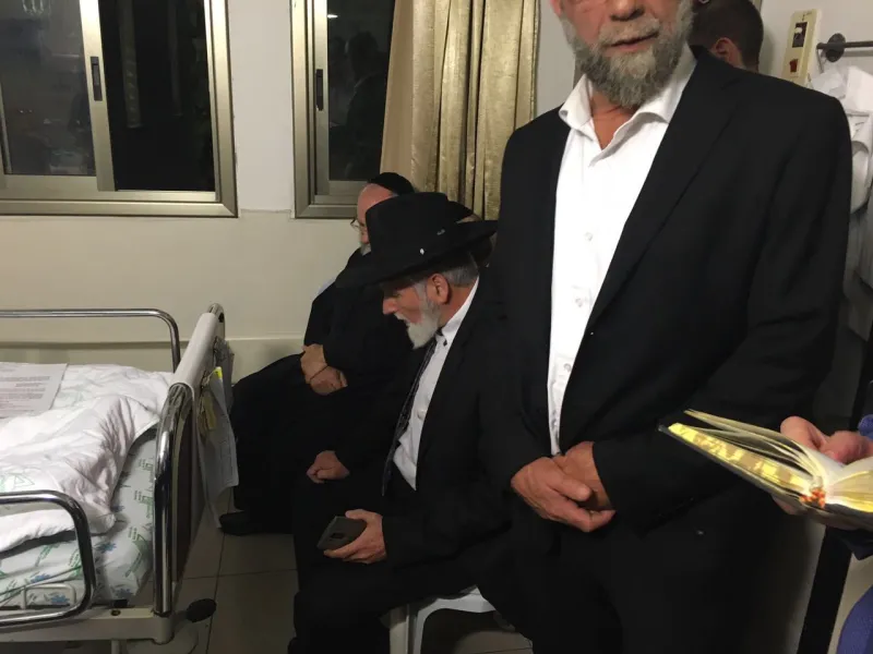 הלילה, סמוך למיטתו