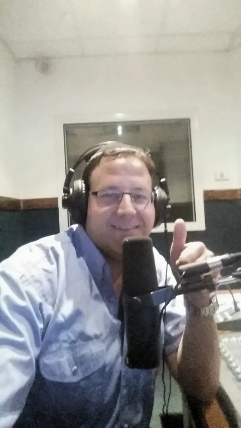 רגע לפני משדר הבחירות הלילי של קול-חי בהגשת שלומי ריזל 