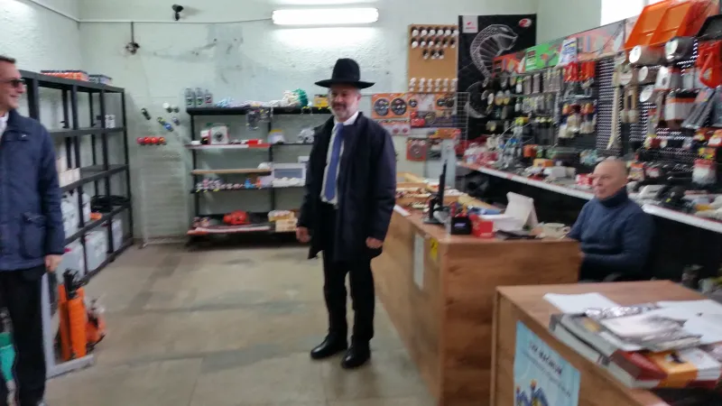 זה היכל הישיבה של פעם. היום חנות למוצרי בית וגן