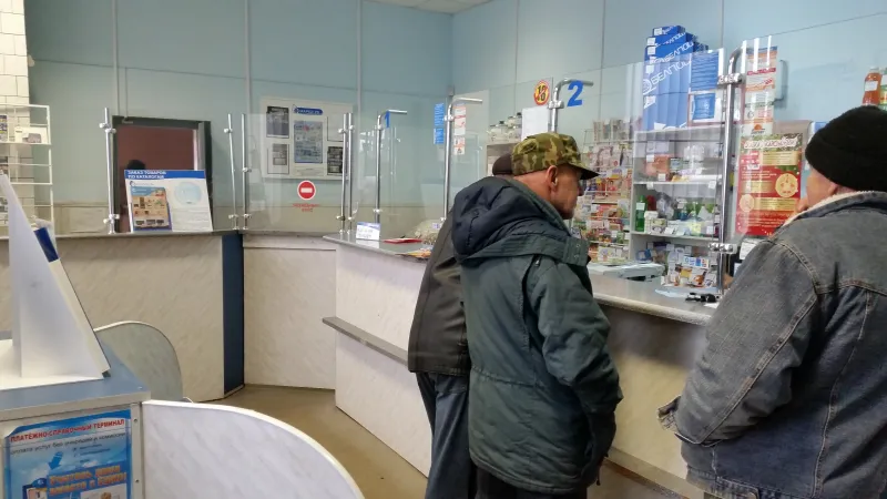 פעם ישבו כאן תלמידי ישיבת מיר ולמדו תורה. היום - סניף הדואר המקומי של העיירה מיר