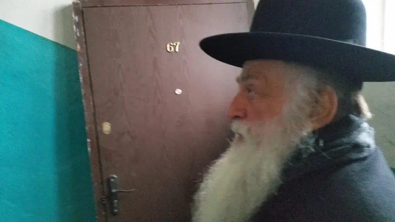 הנכד, רבי נחמן ליבוביץ, נוקש בדלק. אין קול ואין עונה