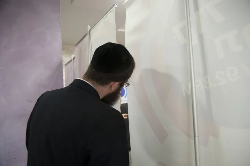 מציץ מן החרכים