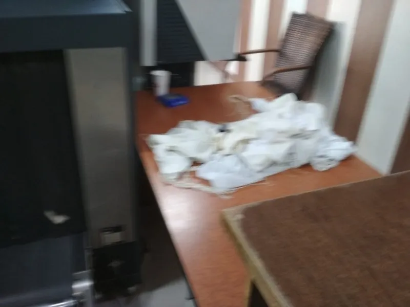 ערימת הכיפות והציציות בצד