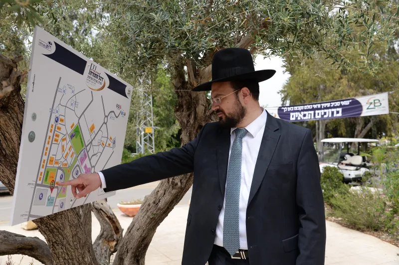 "אנחנו לא נמצאים פה מאידיאולוגיה" | יצחק רביץ בסיור ביישוב מיצד