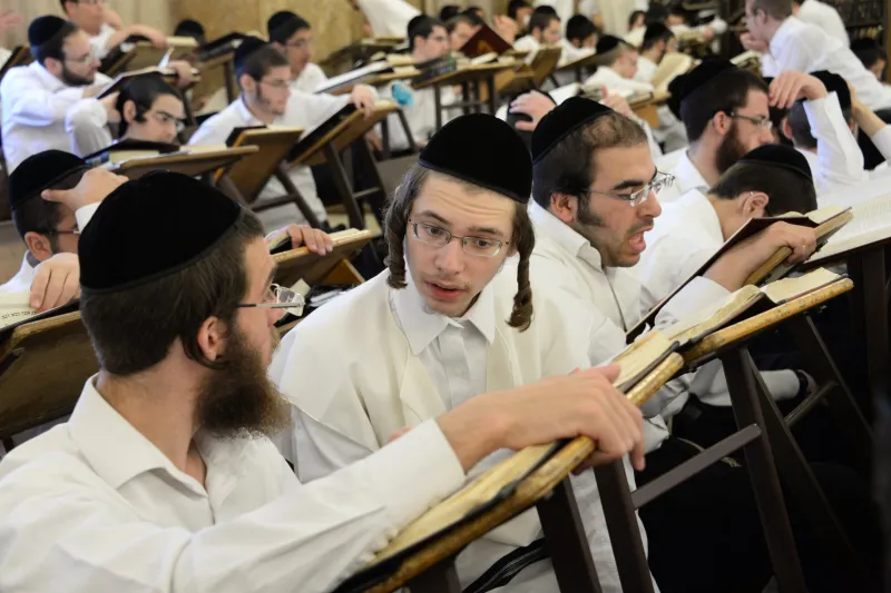 "מדוע בחור הלומד תורה צריך לקבל אוכל לא בריא?" | בחורי ישיבה בלימוד • אילוסטרציה
