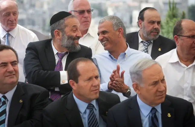 "כחלון? מחויב להסכם הקואליציוני" | דרעי, כחלון ושרי הממשלה