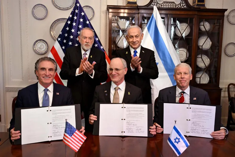 נתניהו בעת החתימה על מסמך ההבנות החדש, היום בוושינגטון