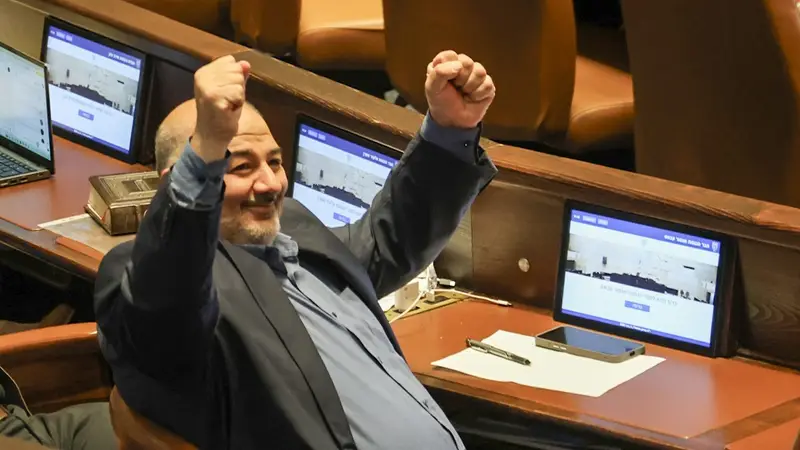 "מנסור עבאס מנצל אותנו, אנחנו 'יהודי המחמד' שלו"