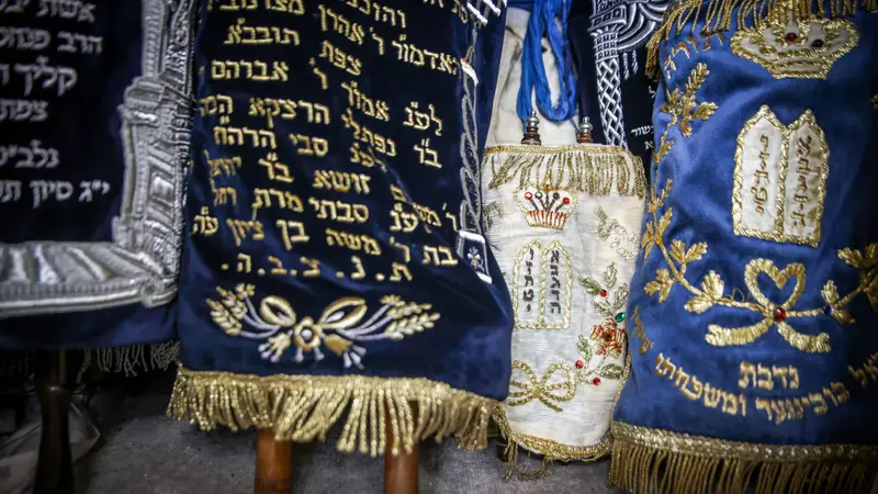 זעזוע בקהילה: 12 ספרי תורה נגנבו מבית כנסת