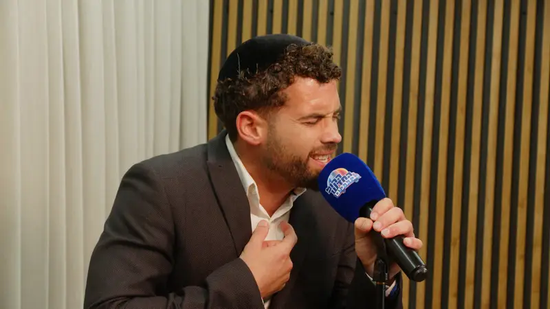 "הפצצת בפזמון": הביצוע של אביתר רצון במשאית