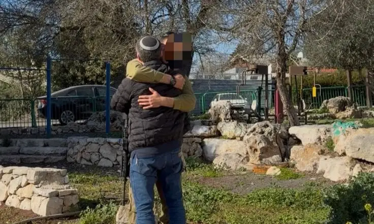 שרד בנס: סמוטריץ׳ חושף את תמונת הרסיס שפצע את בנו