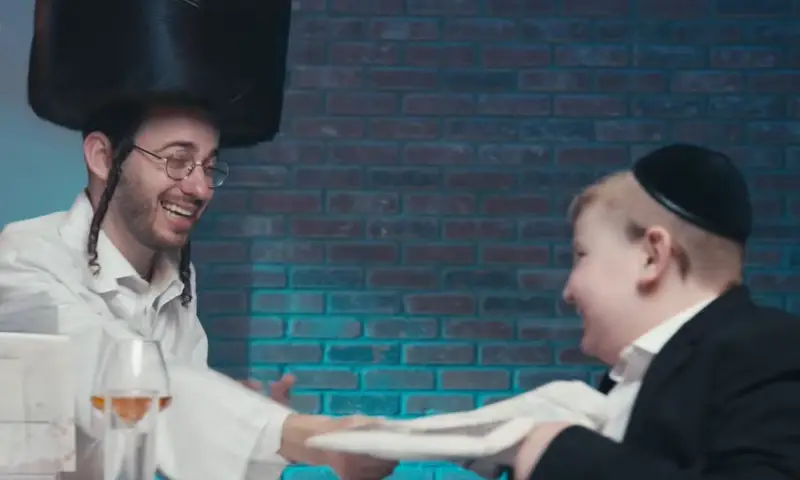 אפיקומן • מוישי וגבי שוורץ בסינגל קליפ לפסח