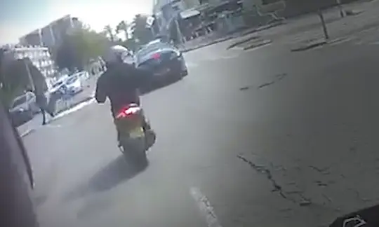 צפו: מרדף אחרי רוכב קטנוע שהשתולל בכביש