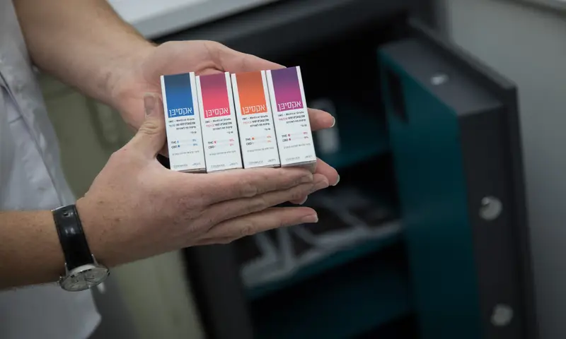 המאזין שאל: אדם שלוקח קנאביס - האם יש חשש חמץ