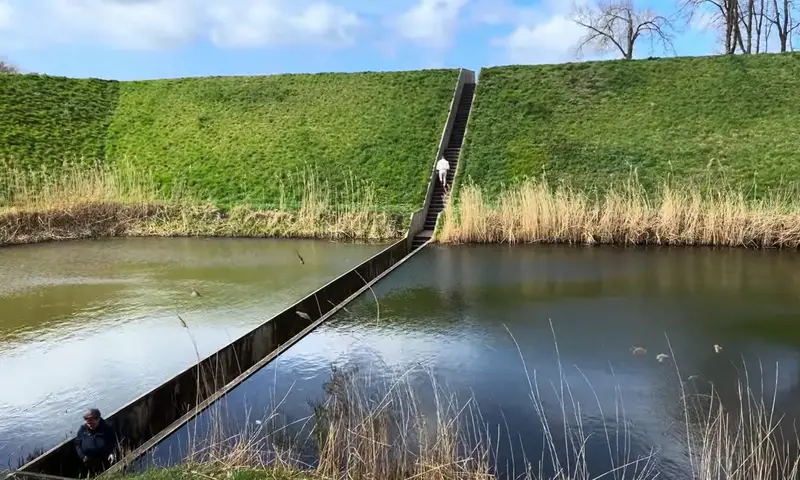 הולנד, מים, ומשה רבנו: הגשר שלא עובר מעל - אלא בתוך