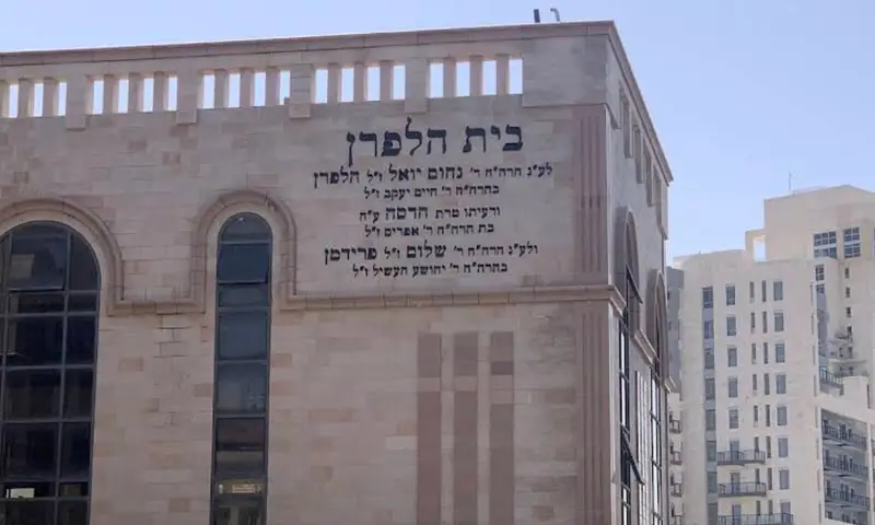 זעזוע בירושלים: בית כנסת חולל ותפילין הושלכו ארצה