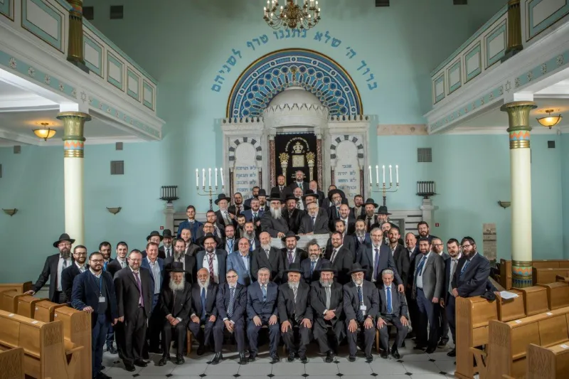 א.רבני הועדה המתמדת עם משתתפי הסמינר לרבנים בבית הכנסת הגדול בריגה צילום אלי איטקין