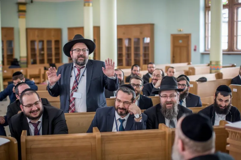 בדיון משותף של חברי הועדה המתמדת עם הרבנים הצעירים משתתפי הסמינר בריגה צילום אלי איטקין (4)