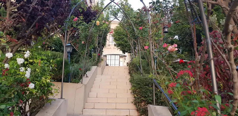גן פורח במלון