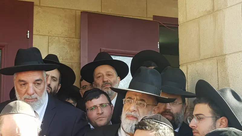 הרב ממן הלוויה 01