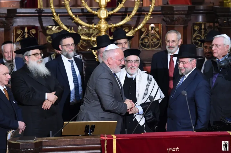 מר פרנס טימרמנס מקבל את הפרס עש הלורד הרב יעקובוביץ בטקס מיוחד בביהכנ הגדול של אירופה. צילום סטודיו וולפוני בריסל (3)