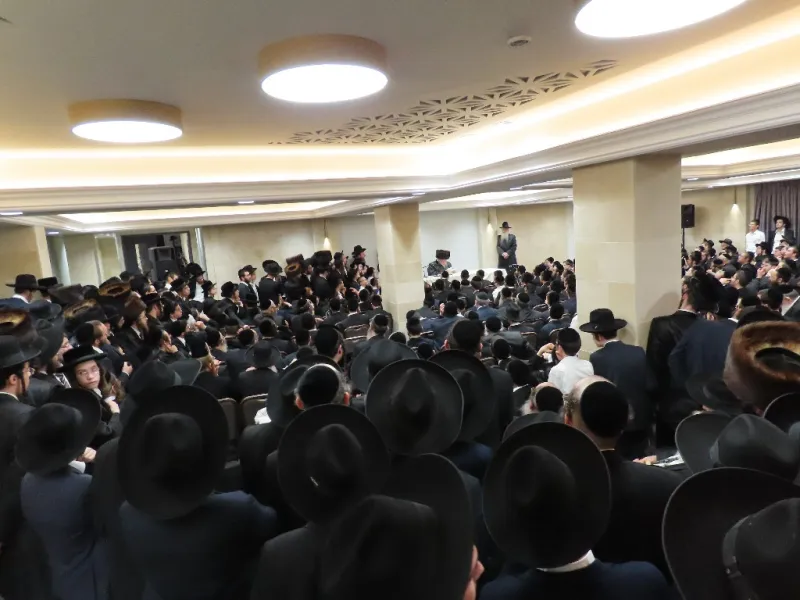 מרן פוסק הדור הגר''מ שטרנבוך שליט''א בדרשת חיזוק לרגל תחילת זמן חורף באולמי ווגשל בבני ברק (3)~1