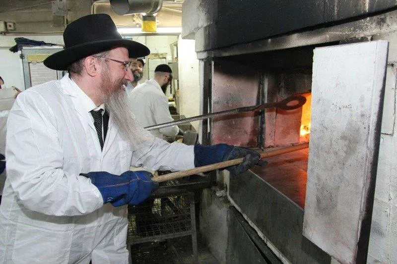 רבה של רוסיה הגאון רבי בערל לאזאר שליט''א באפיית מצות ליהודי רוסיה. צילום בעריש פילמר (1) (Copy)
