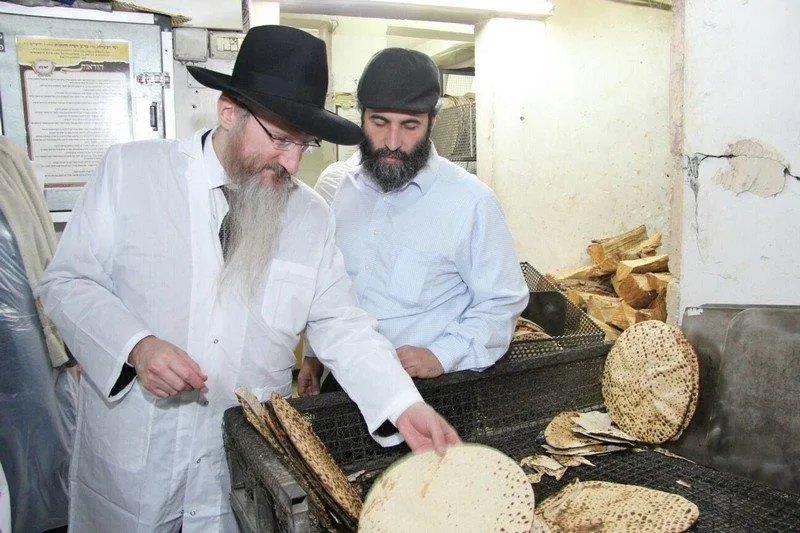 רבה של רוסיה הגאון רבי בערל לאזאר שליט''א באפיית מצות ליהודי רוסיה. צילום בעריש פילמר (10) (Copy)