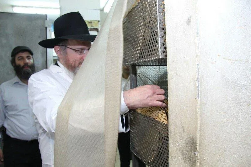 רבה של רוסיה הגאון רבי בערל לאזאר שליט''א באפיית מצות ליהודי רוסיה. צילום בעריש פילמר (13) (Copy)