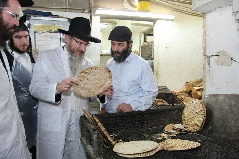 רבה של רוסיה הגאון רבי בערל לאזאר שליט''א באפיית מצות ליהודי רוסיה. צילום בעריש פילמר (14) (Copy)