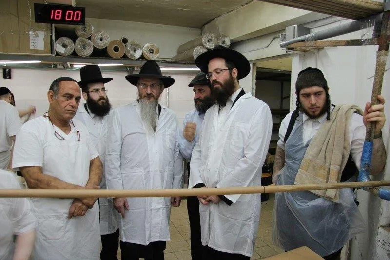 רבה של רוסיה הגאון רבי בערל לאזאר שליט''א באפיית מצות ליהודי רוסיה. צילום בעריש פילמר (3) (Copy)