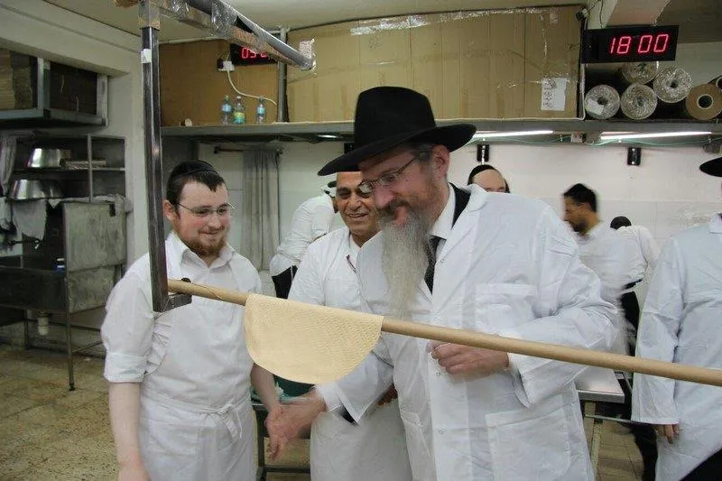 רבה של רוסיה הגאון רבי בערל לאזאר שליט''א באפיית מצות ליהודי רוסיה. צילום בעריש פילמר (4) (Copy)