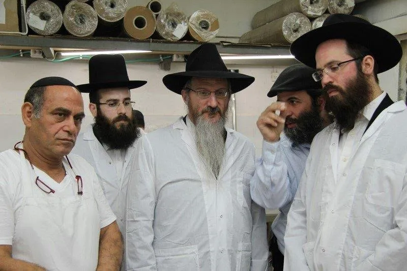 רבה של רוסיה הגאון רבי בערל לאזאר שליט''א באפיית מצות ליהודי רוסיה. צילום בעריש פילמר (6) (Copy)