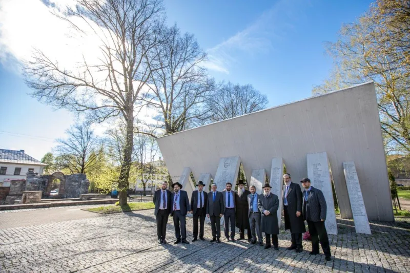 רבנים ממשתתפי הועדה המתמדת והסמינר לרבנים צעירים באתר ההנצחה לקדושי השואה בריגה צילום אלי איטקין (1)