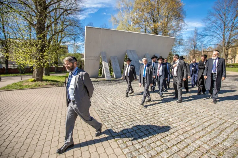 רבנים ממשתתפי הועדה המתמדת והסמינר לרבנים צעירים באתר ההנצחה לקדושי השואה בריגה צילום אלי איטקין (2)