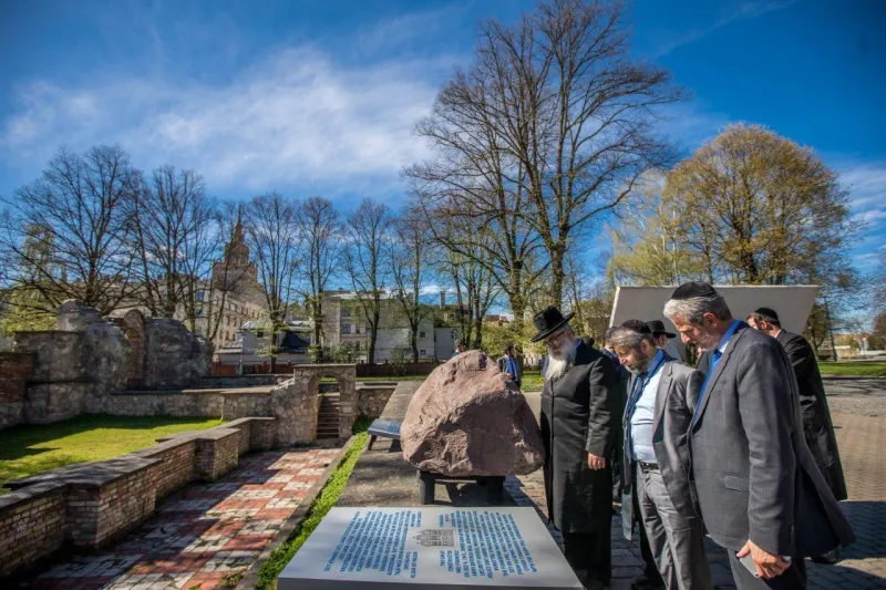 רבנים ממשתתפי הועדה המתמדת והסמינר לרבנים צעירים באתר ההנצחה לקדושי השואה בריגה צילום אלי איטקין (3)