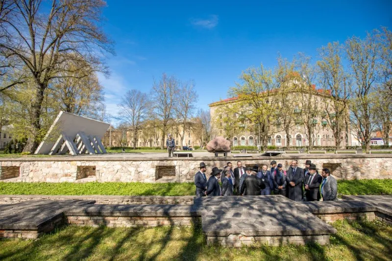 רבנים ממשתתפי הועדה המתמדת והסמינר לרבנים צעירים באתר ההנצחה לקדושי השואה בריגה צילום אלי איטקין (4)