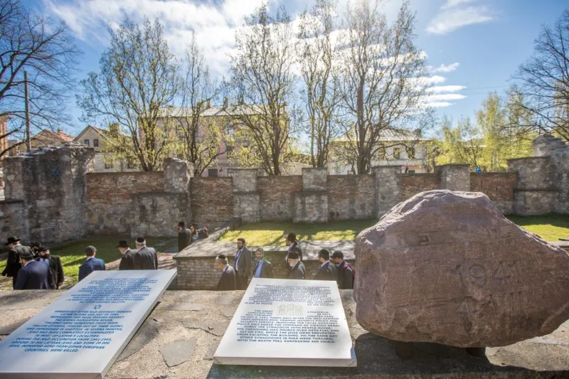 רבנים ממשתתפי הועדה המתמדת והסמינר לרבנים צעירים באתר ההנצחה לקדושי השואה בריגה צילום אלי איטקין (5)