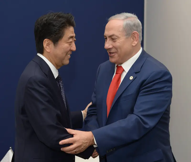 פגישת ראש הממשלה בנימין נתניהו עם ראש ממשל יפן שינזו אבה בפריז. צילום: עמוס בן גרשום לע"מ